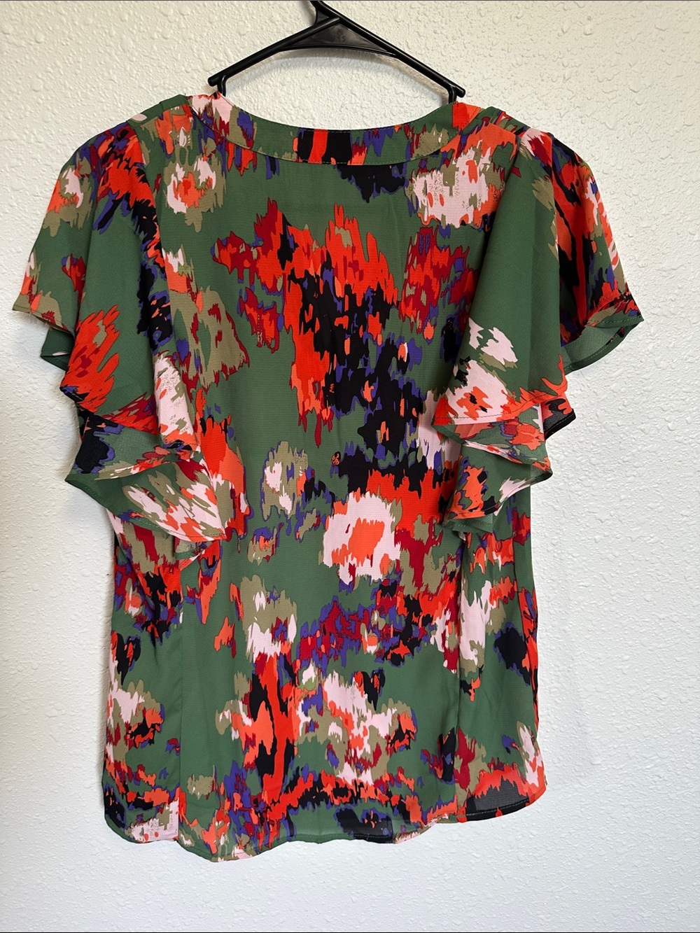Daznico Abstract Floral Print Flutter Sleeve Top - Green, Red, Pink Size Small - Picture 4 of 6
